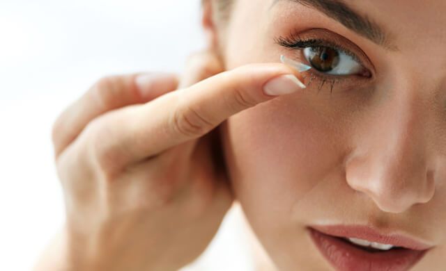 As-tu peur de mettre des lentilles de contact ? As-tu peur de mettre des lentilles de contact ?